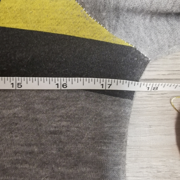 New Boston Bruins sweatshirt size small - Picture 3 of 9